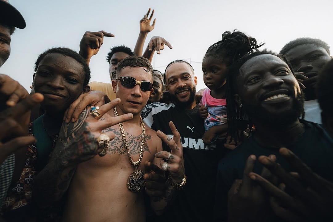 MC Hariel e Memphis Depay se encontram em Gana para gravação de clipe Internacional.
